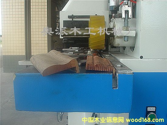 ľ����е����L��ľ�߻�