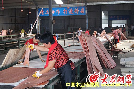 ɽ����ɽС·�����Ƥ�ӹ��������ظ�Ů�����¸�