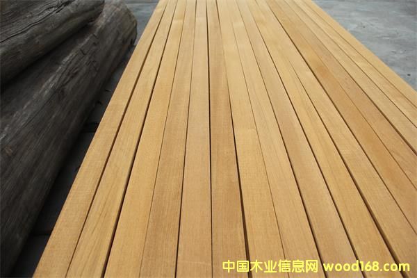 �����ľ�װ�