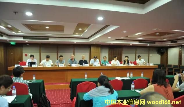 ������ľҵЭ��᳤�θ��ʶӲμ����Ի����ϰ�˫��������̸��