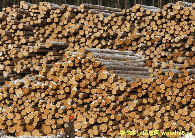 ����˹�߽���һ��ľ�ļӹ�����һ��Ա���߹�Բľ�ѷŴ�